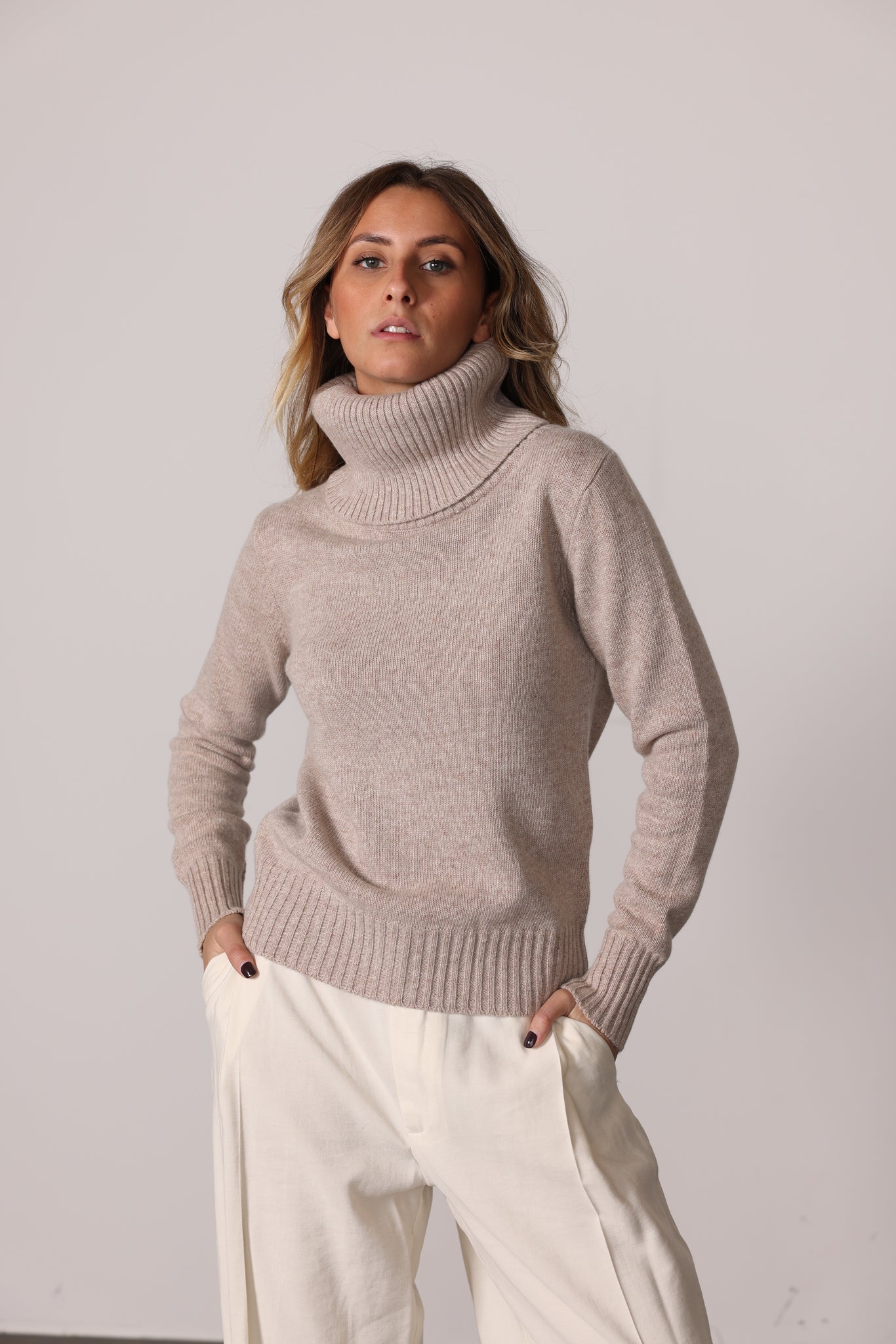 4125 - Large neck d.line woman