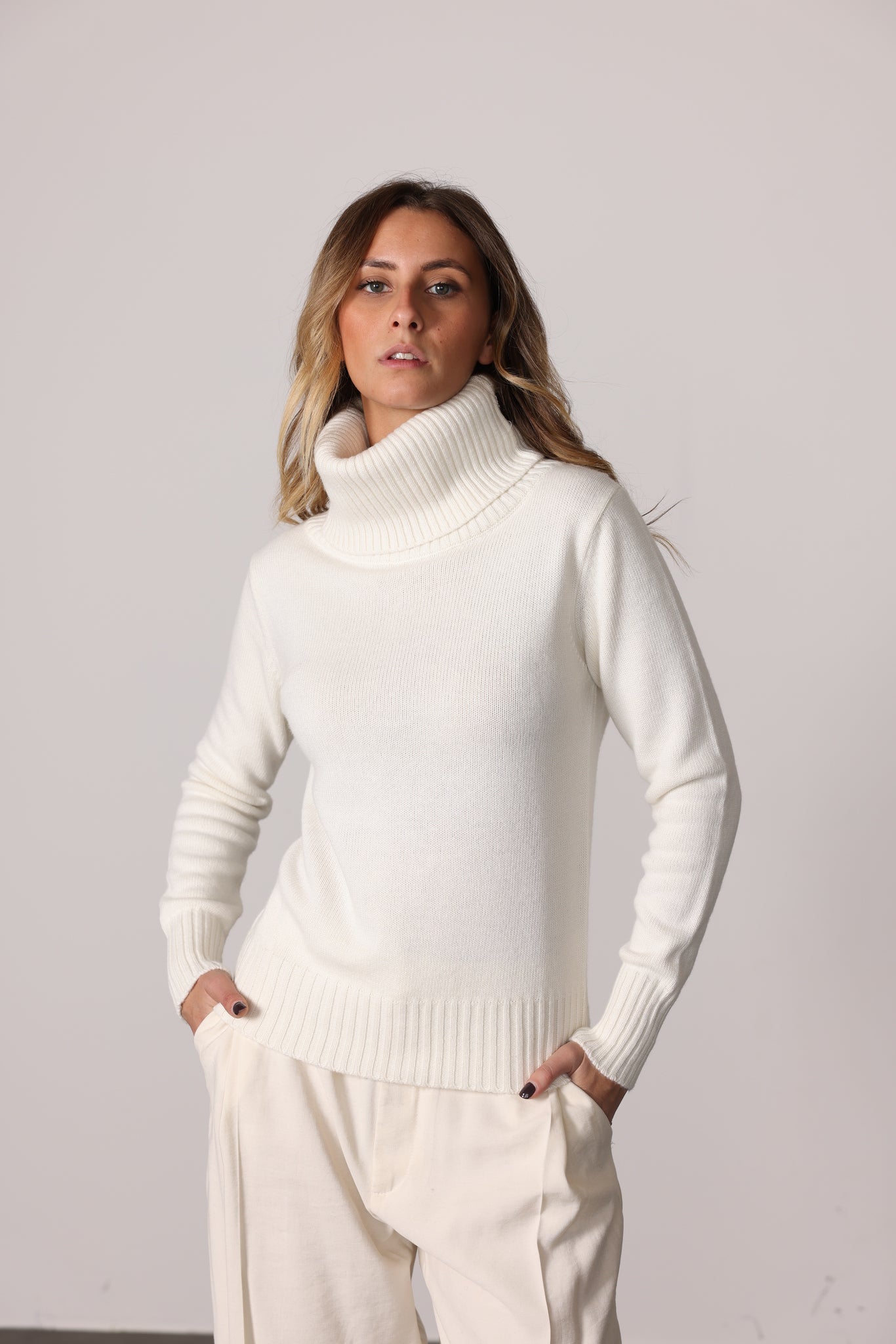 4125 - Large neck d.line woman