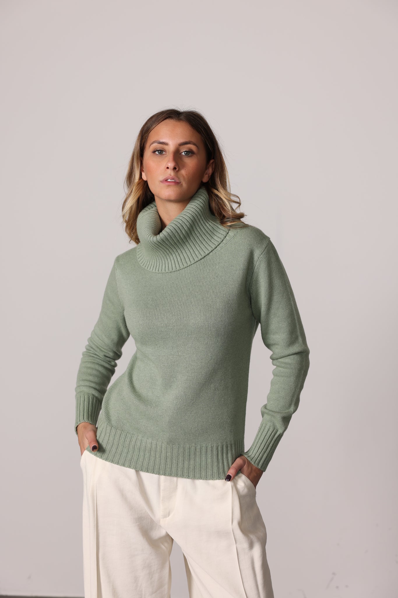 4125 - Large neck d.line woman