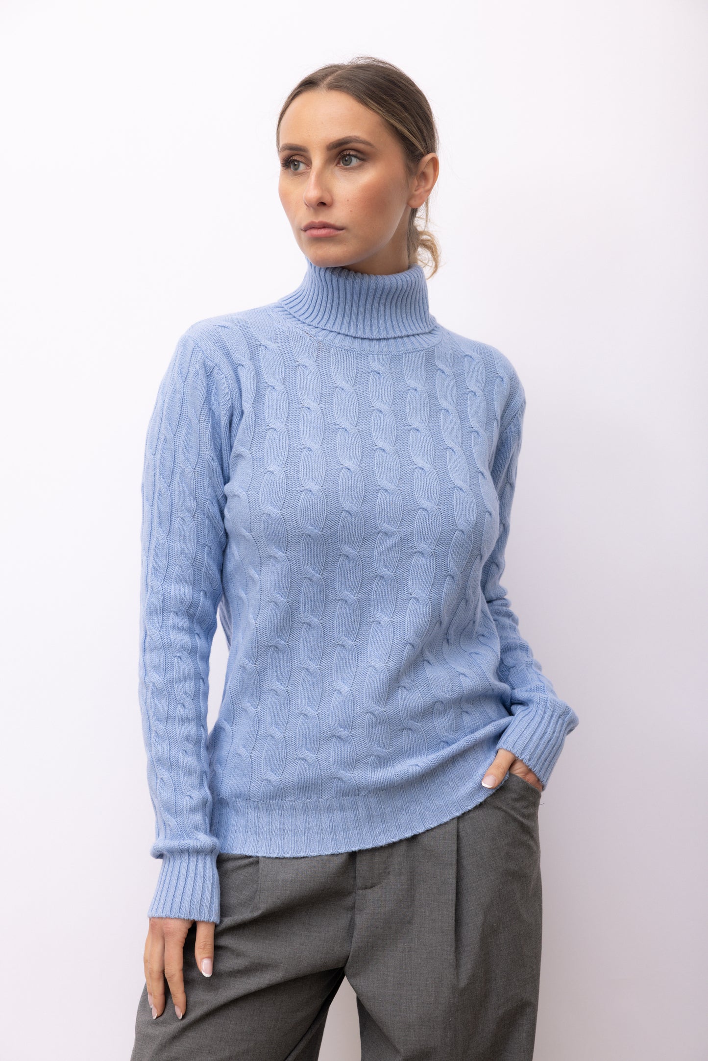 4123 - Dolcevita braids woman