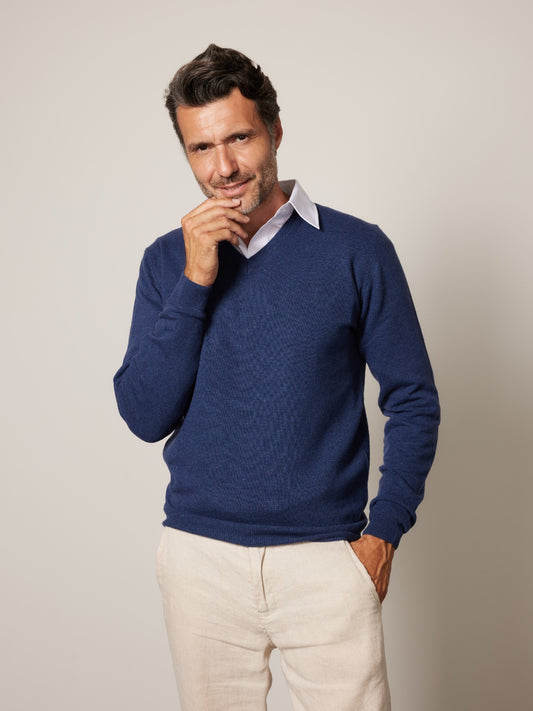 4204 - V-neck man