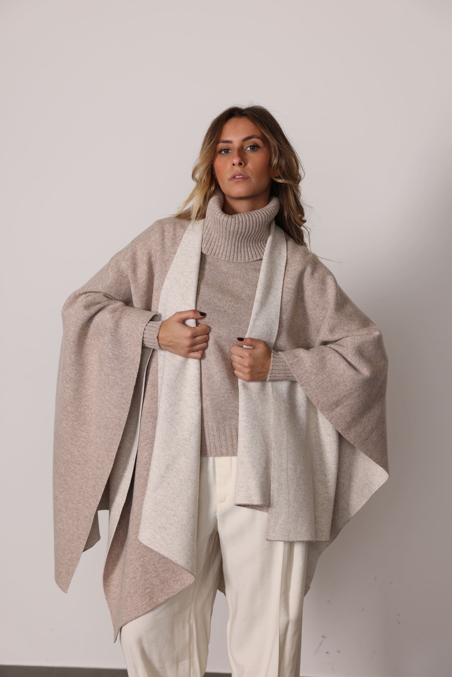 1171 - Two-tone doubleface cape with sleeves