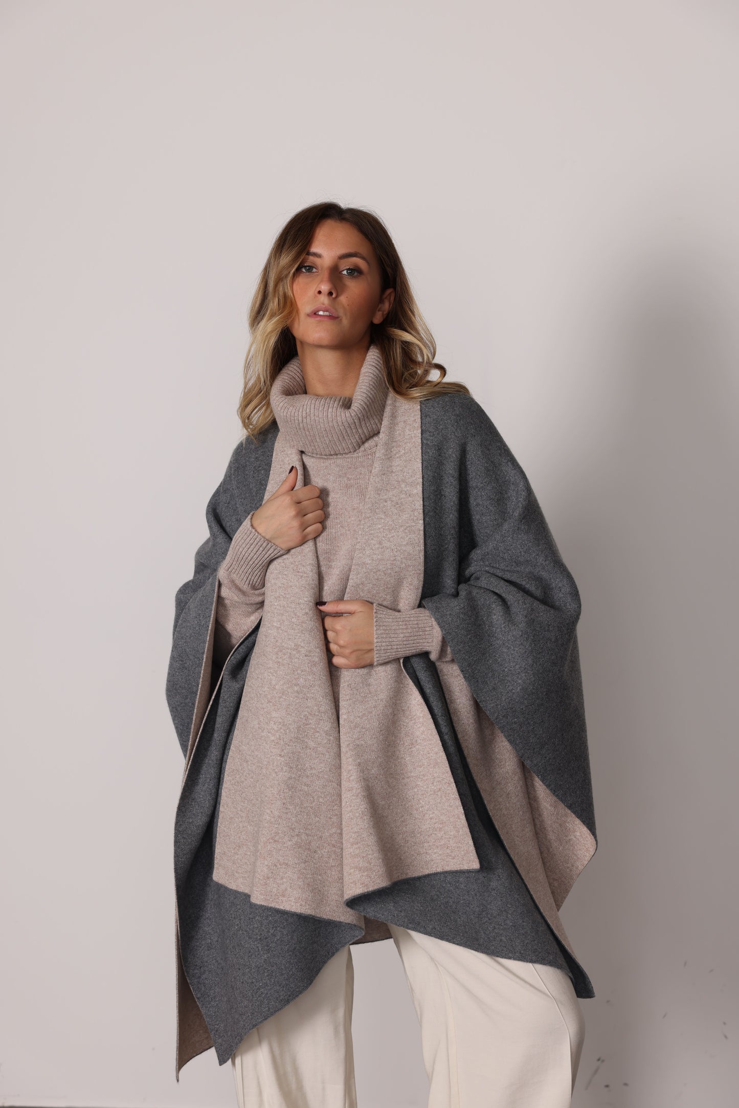 1171 - Two-tone doubleface cape with sleeves