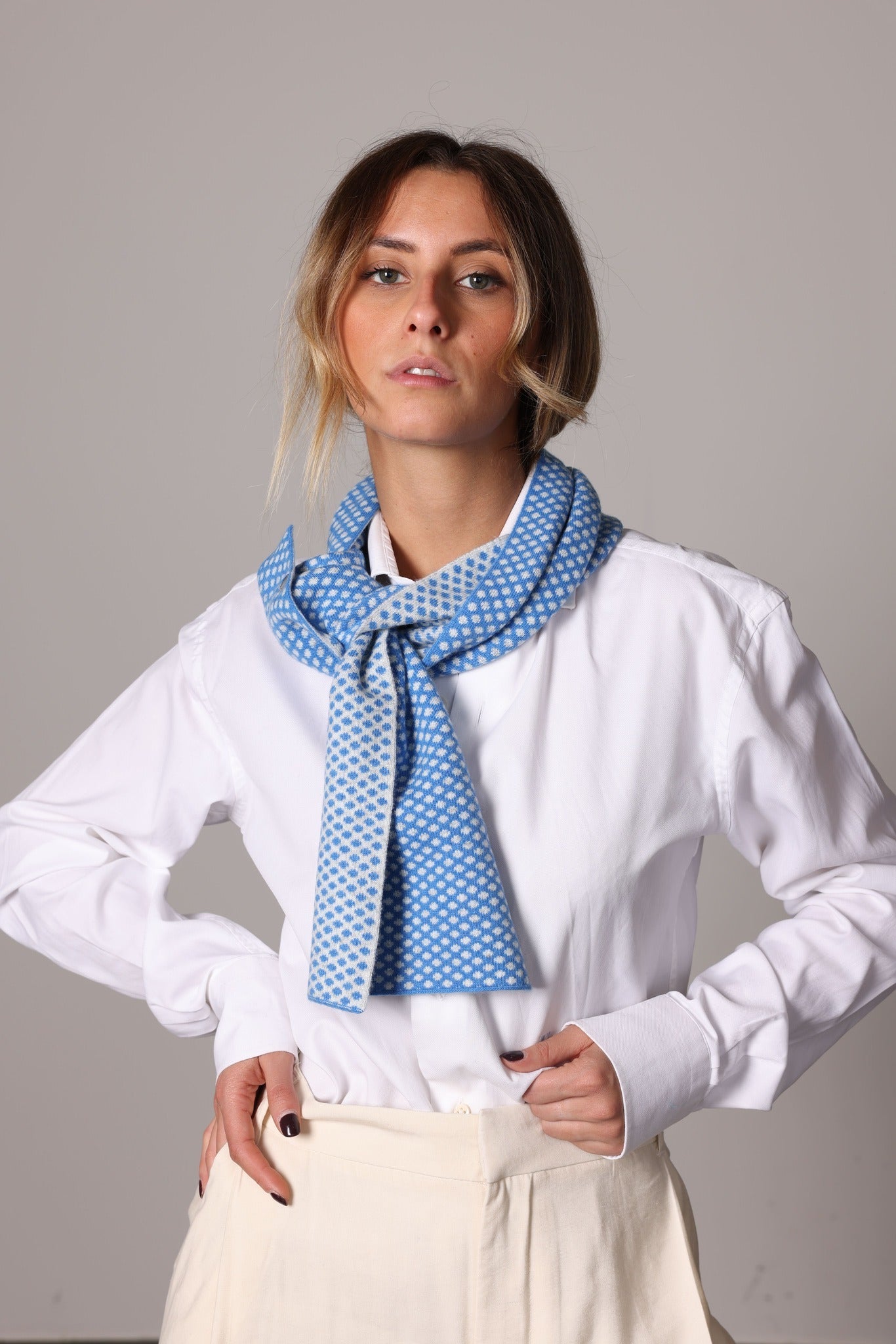 4743P - Scarf with 2 buttons