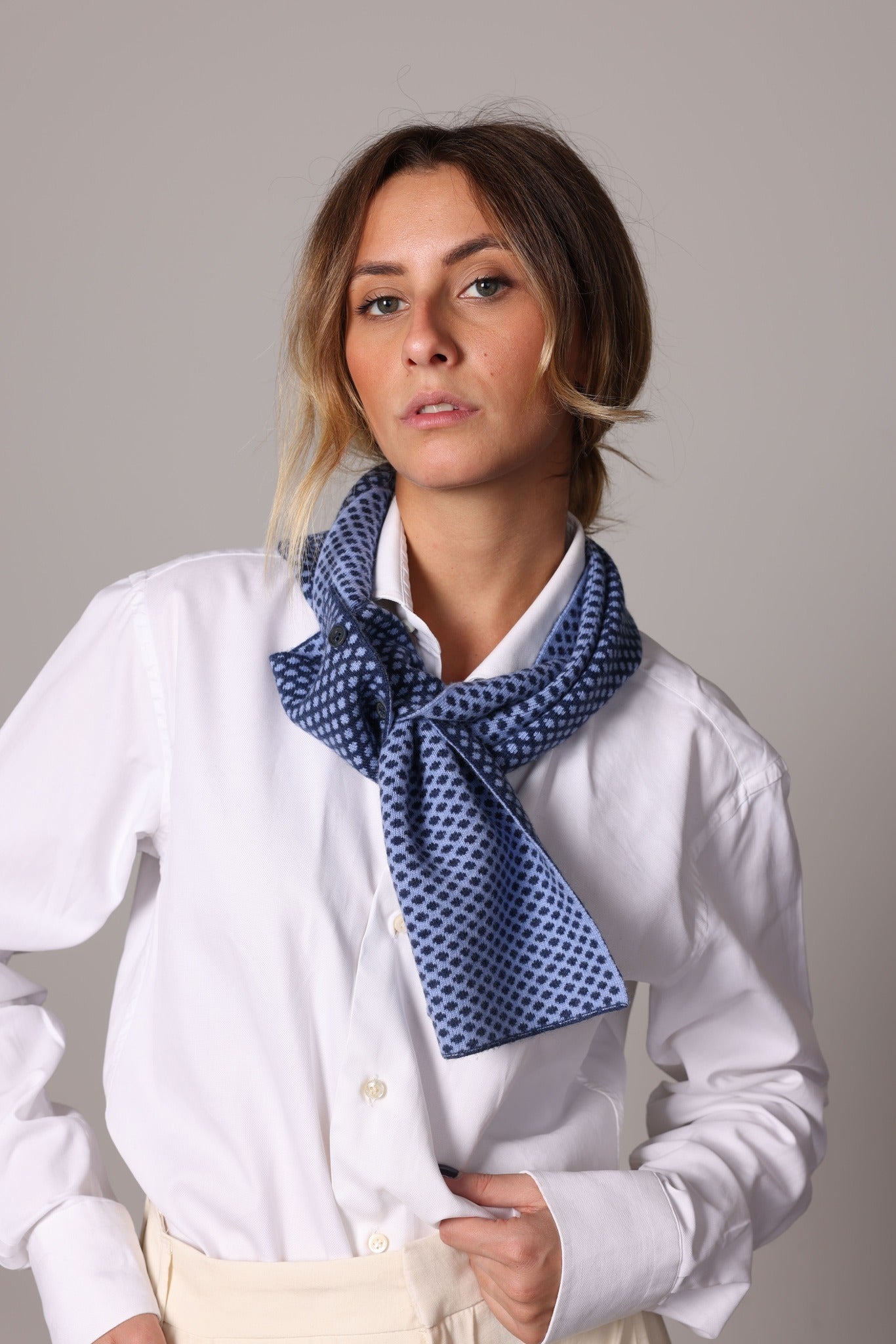 4743P - Scarf with 2 buttons