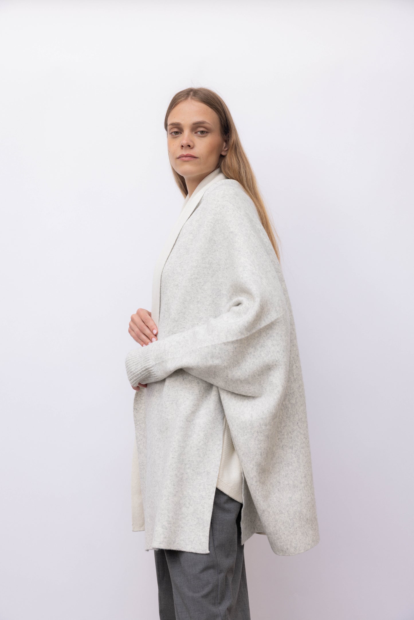 1171 - Two-tone doubleface cape with sleeves