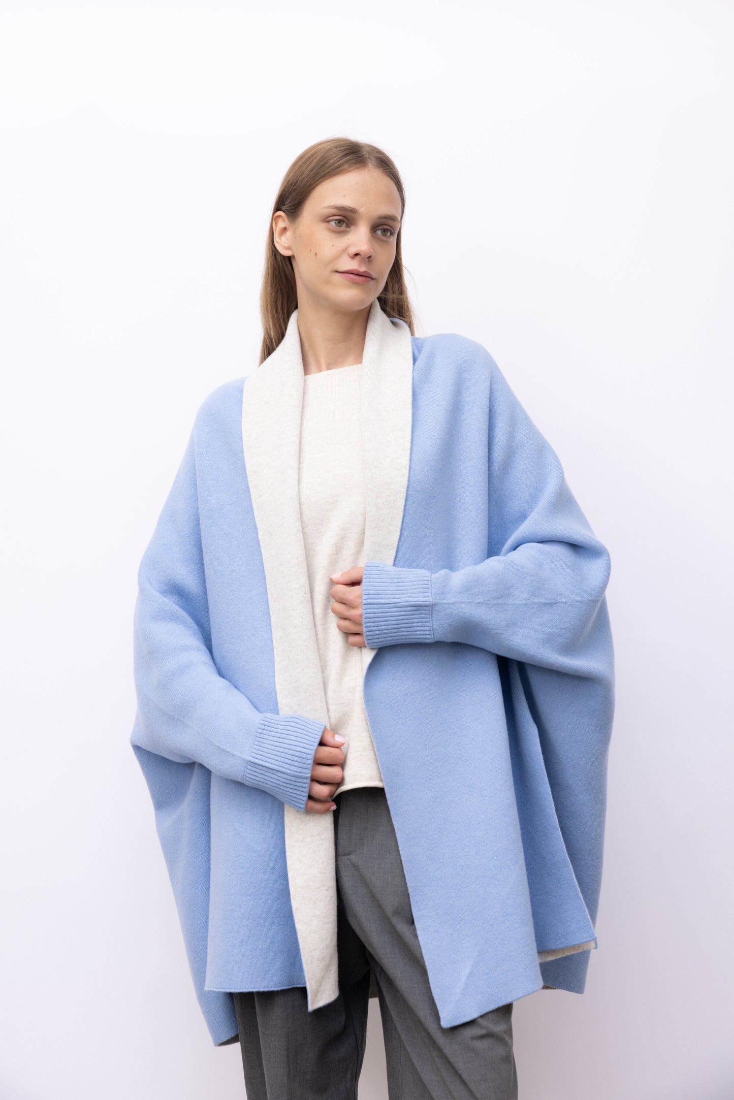 1171 - Two-tone doubleface cape with sleeves