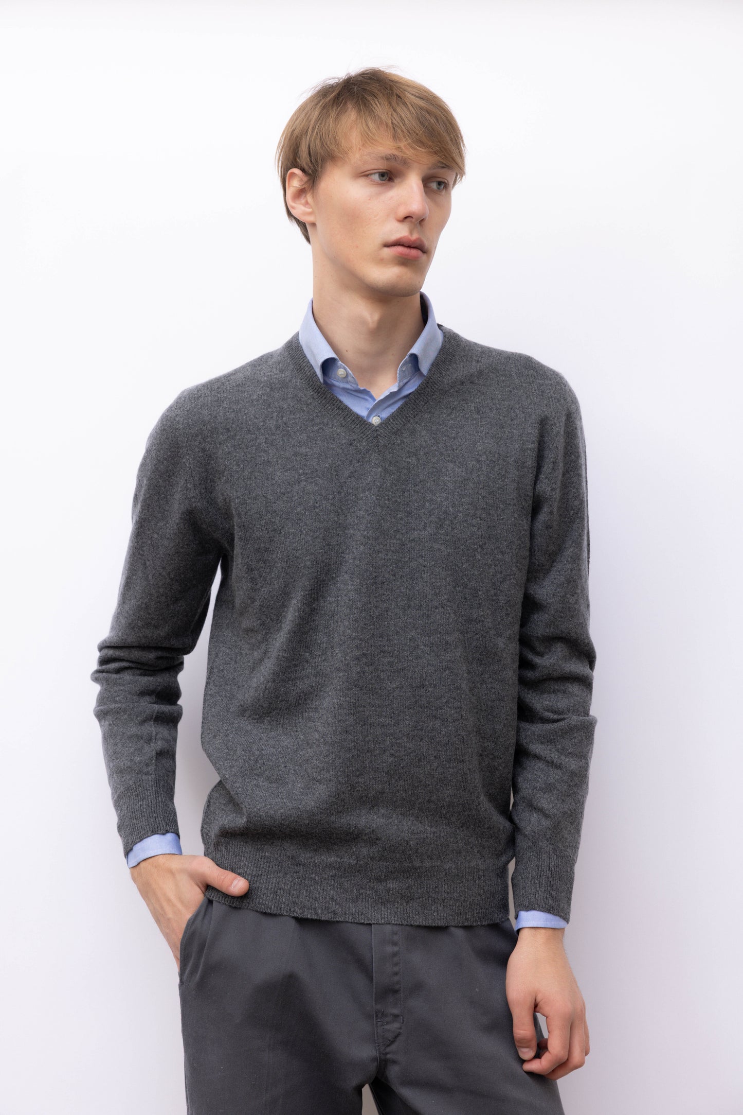 704 - Pure cashmere V-neck